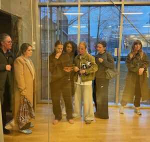 Dans for Voksne inden dans, klar til Hiphop. De står fælles før timen, ser koreografien sammen, så de er klar til dagens træning.