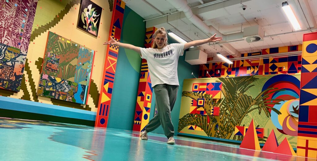 Henriette står midt i Gadens museum på esbjerg kunstmuseum, klar til at danse hiphop til Esbjerg Festuge