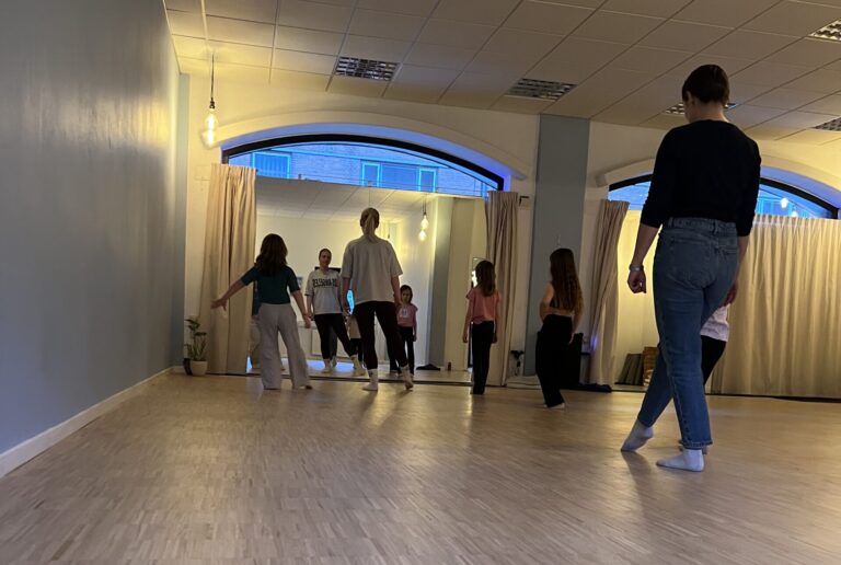 Børnedans i børnehøjde i Miintaka bevægelses studie Esbjerg. Fuld koncentration når de danseglæde lærer koreografi.